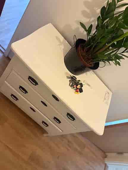 Vit byrå med 3 lådor