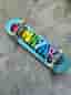 Junkyard skateboard blå med färggrafik