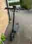 Svart elsparkcykel