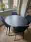 Matgrupp med 4 venture design-stolar