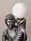 Golvlampsfigur med glob och smidesgolvlampa