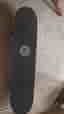 Skateboard med färggrafik och gröna hjul