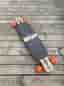 Loaded Dervish longboard med orange hjul