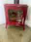 Röd kamin med glaslucka