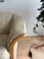 Beige 3-sits skinnsoffa med detaljer i ljus bok