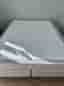 Kontinentalsäng 160x200 ljusgrå med träben Från Care Of Beds