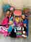 Leksakspaket med dockor, gosedjur och klockradio