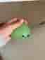 Grön squishy leksak med ansikte
