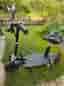 Svart el-scooter med sadel