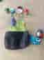 Pokemonfigurer med pokébollar och väska