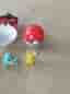 Pokemonfigurer med pokébollar och väska