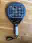 Nox AT10 Genius 18K padelracket padelrack 2025 grå/röd/orange