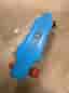 Blå longboard skateboard med röda hjul