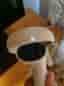 VR-headset med handkontroller