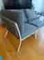 Grå utesoffa med vit stomme
