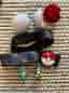 Bälte, pokemonboll och 2 figurer