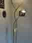 Golvlampa i mässingsfärgad metall med läslampa.