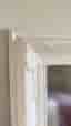Elegant barockspegel med vit ornamenterad ram.