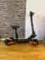 KuKirin G2 Pro elscooter svart/orange med sadel