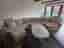 Stor beige soffa i mockamaterial