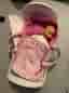 Baby Born docka med mjuk bärsele rosa i babysäng