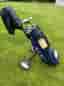 Golfset med vagn, bag, klubbor och bollar.