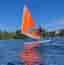 Vindsurfingbräda med orange segel