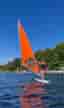 Vindsurfingbräda med orange segel