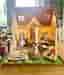 Sylvanian Families dockhus med 8 figurer och en bil