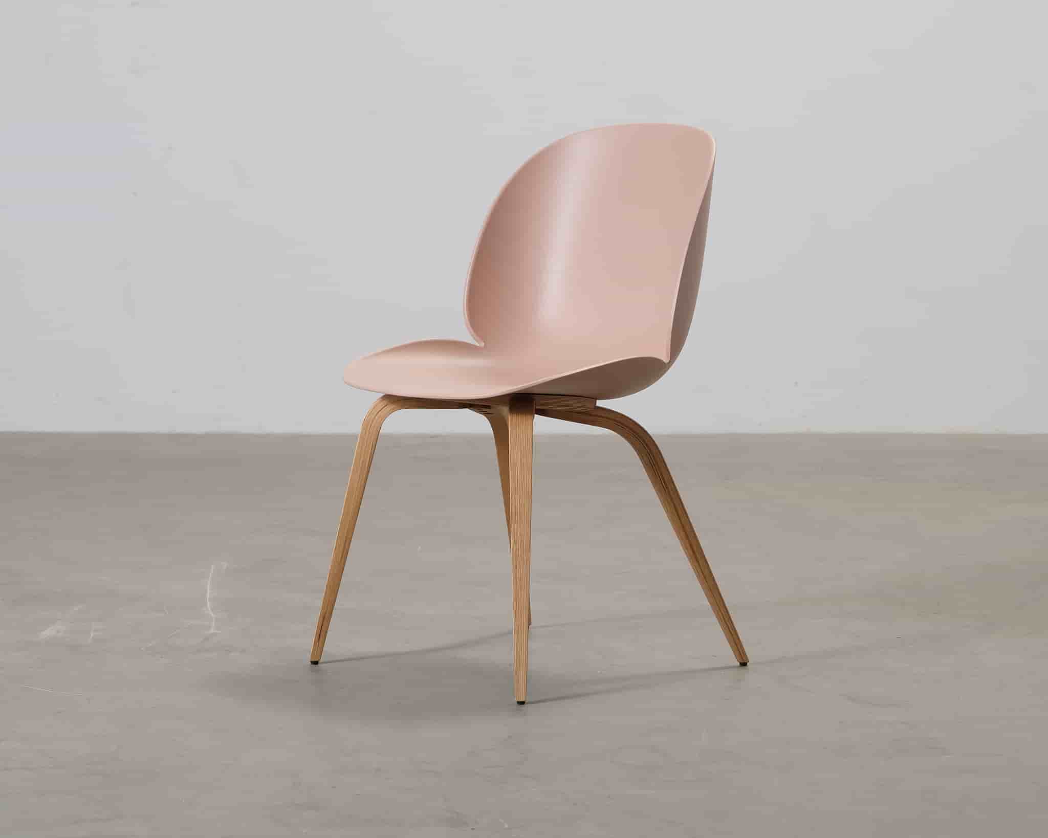 Gubi Beetle stol rosa / ek