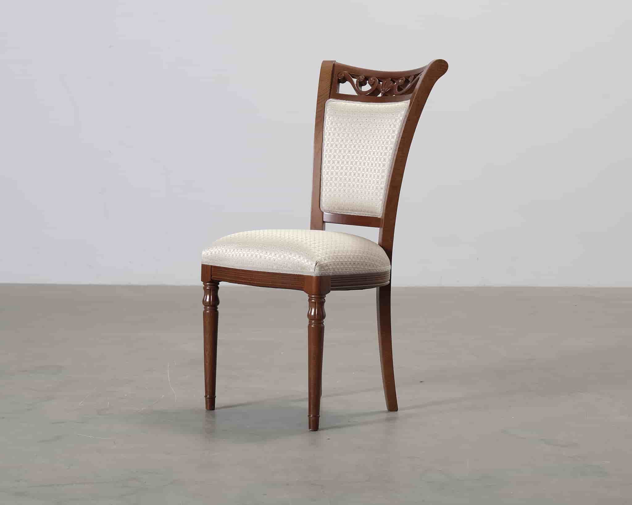 Matstol i trä och beige sits