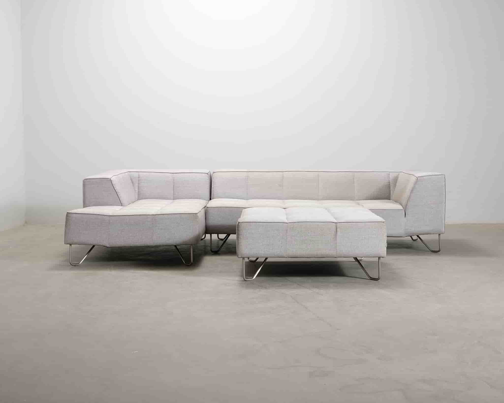 BoConcept Milos 5-sits hörnsoffa med fotpall ljusgrå