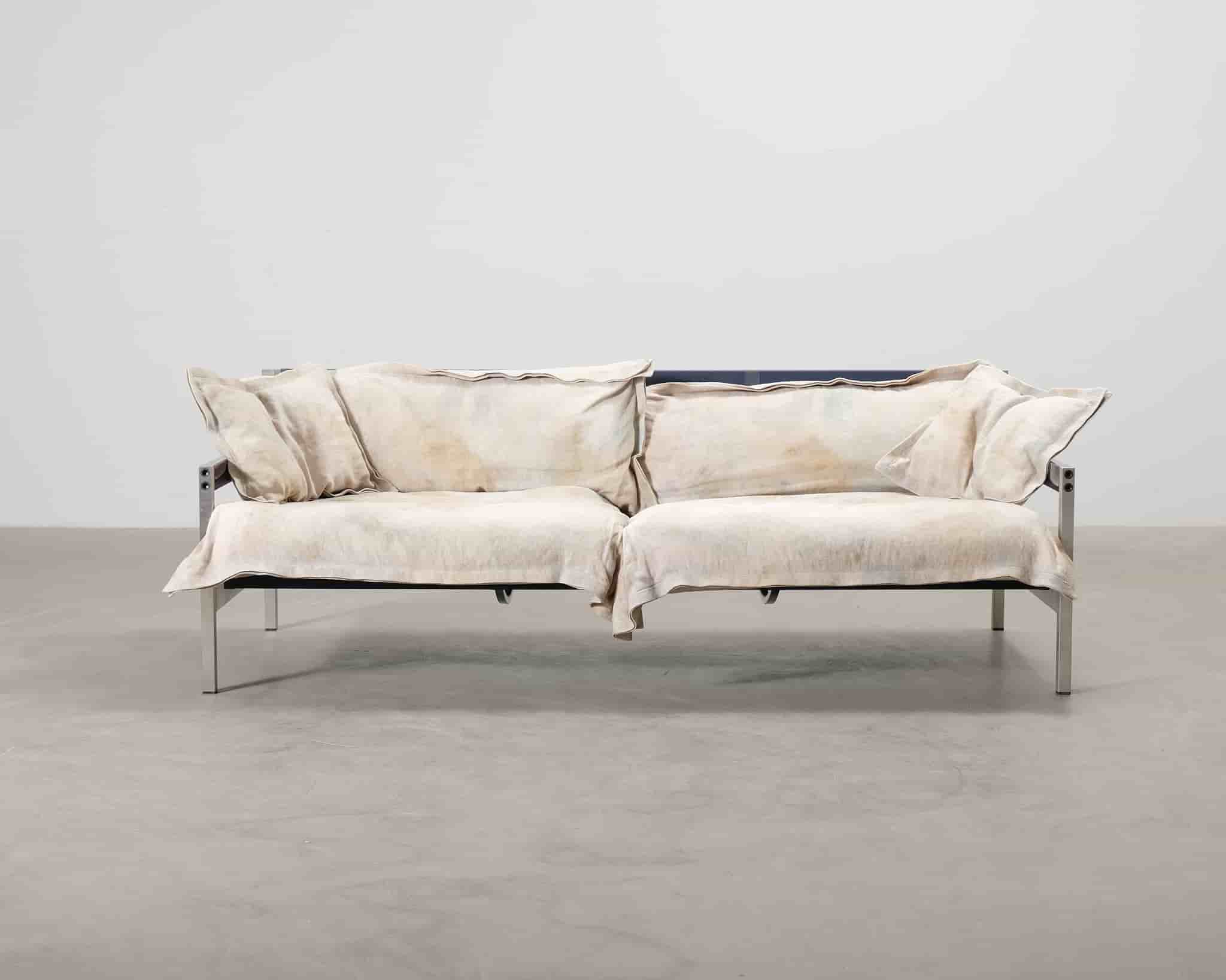 Diesel with Moroso Iron Maiden 2,5-sits soffa