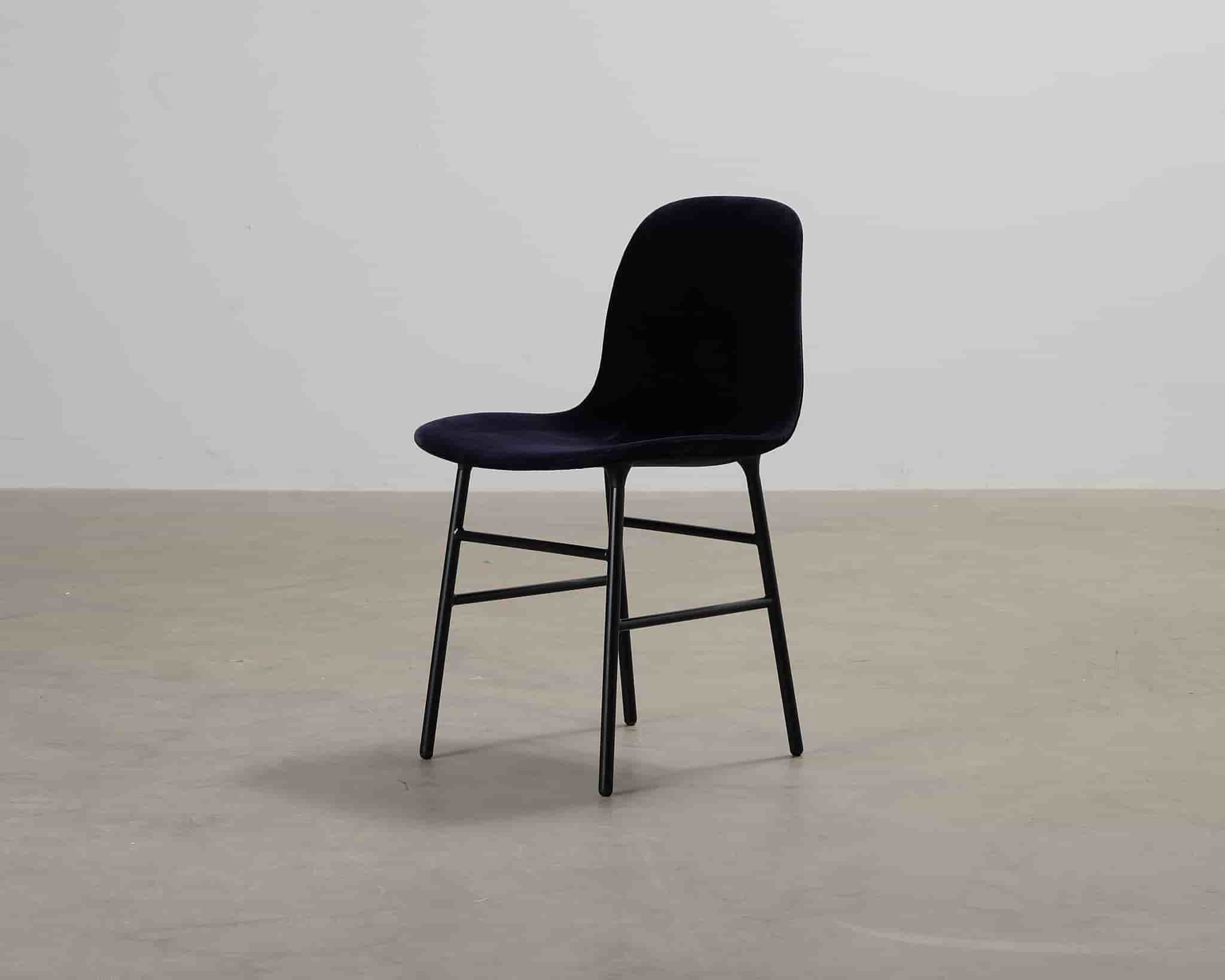 Normann Copenhagen Form stol mörkblå sammet