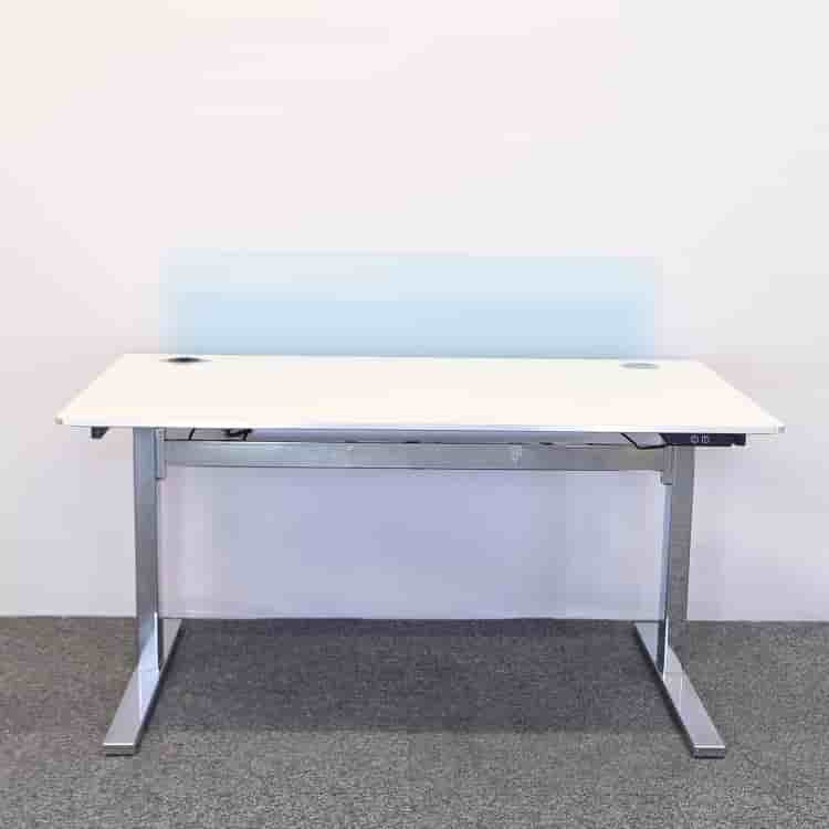 Höj- och sänkbart skrivbord med  avskärmning