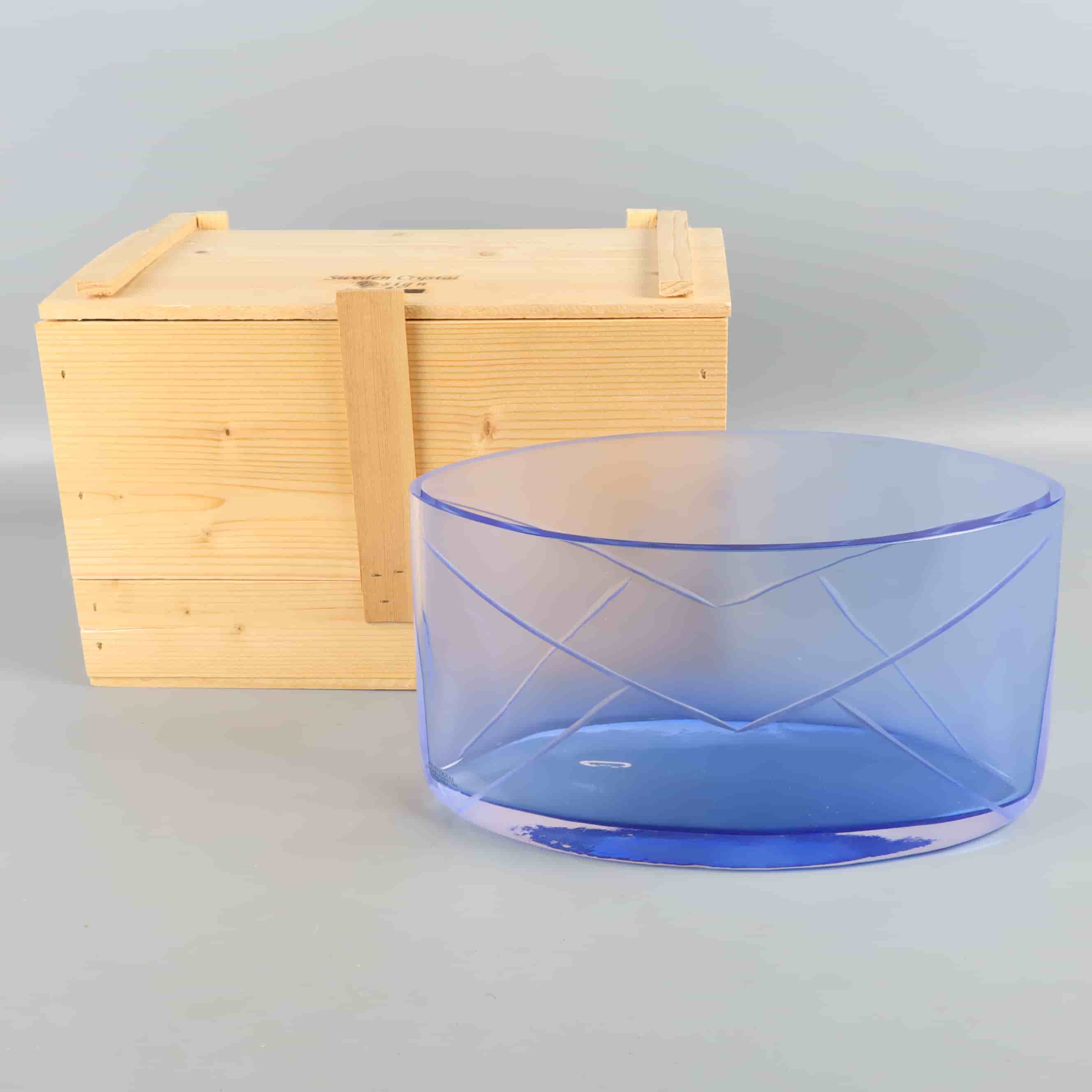 Blå glasvas med trälåda
