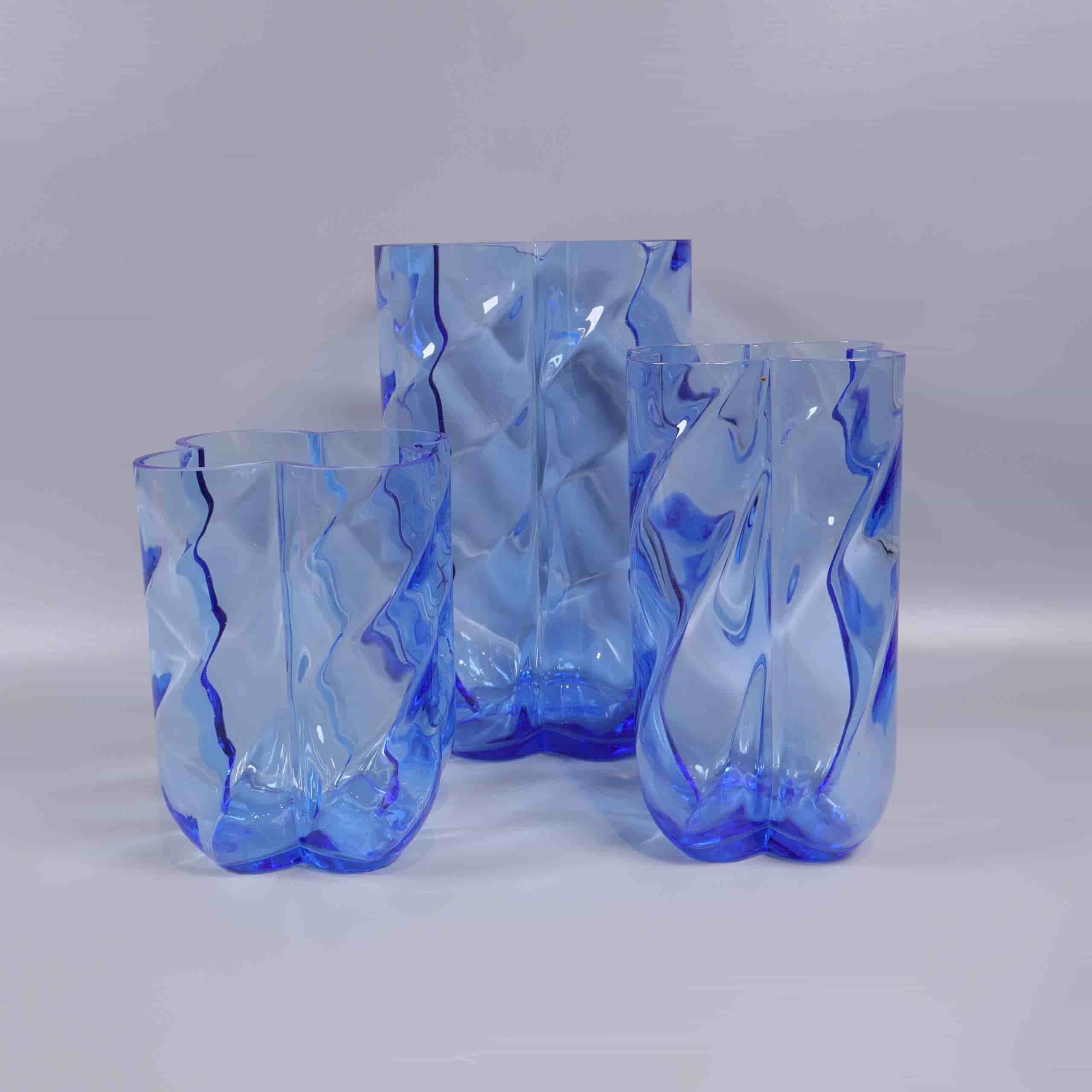 Kosta Boda - Anna Ehrner - Vågformade blå glas vaser - 3 st