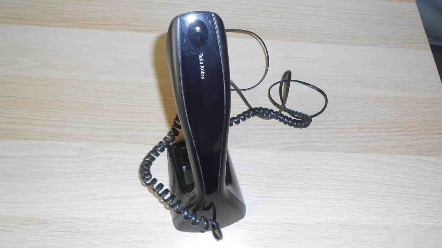 TELIA KOBRA TELEFON SVART -INBYGGD NR PRESSENTATÖR - MYCKET BRA SKICK