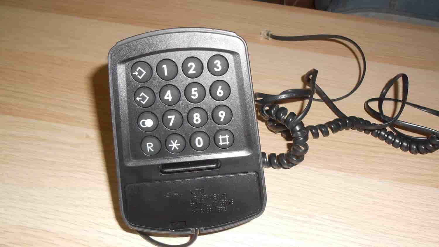 TELIA KOBRA TELEFON SVART -INBYGGD NR PRESSENTATÖR - MYCKET BRA SKICK