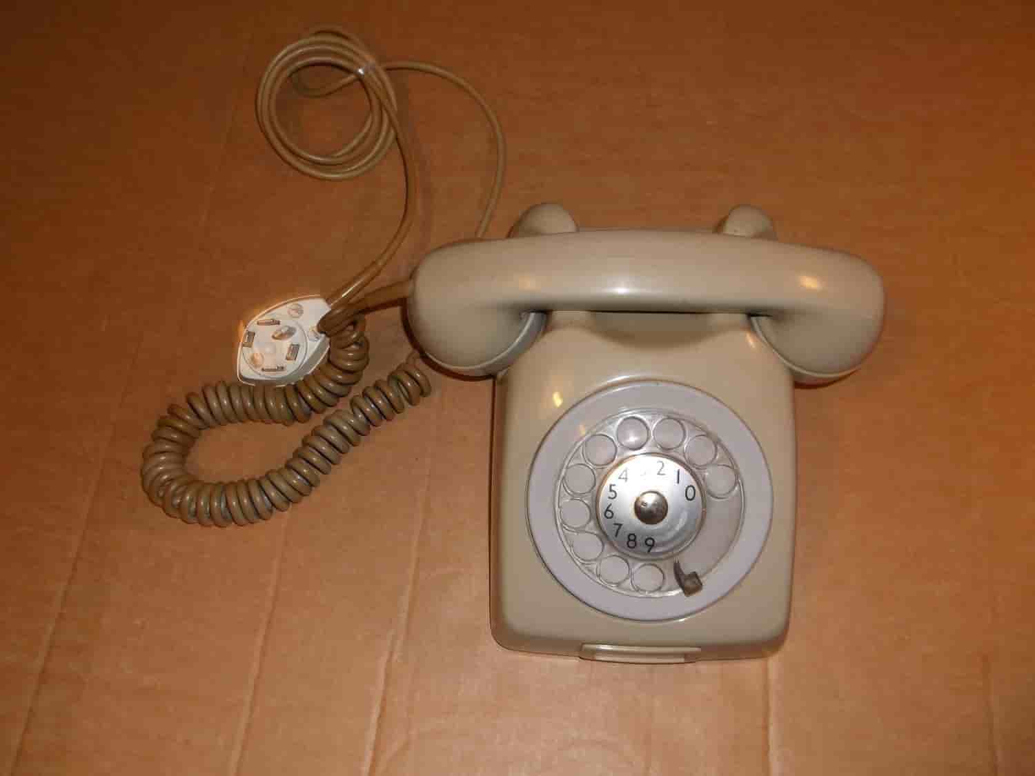 Telefon beige-grå plast analog fingerskiva Televerket Sweden 1970-tal rekvisita