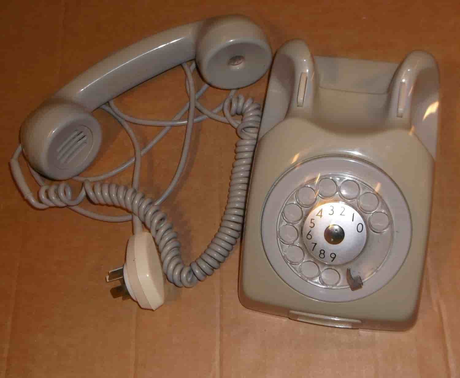 Telefon grå plast analog med fingerskiva Televerket Sweden 1970-tal rekvisita
