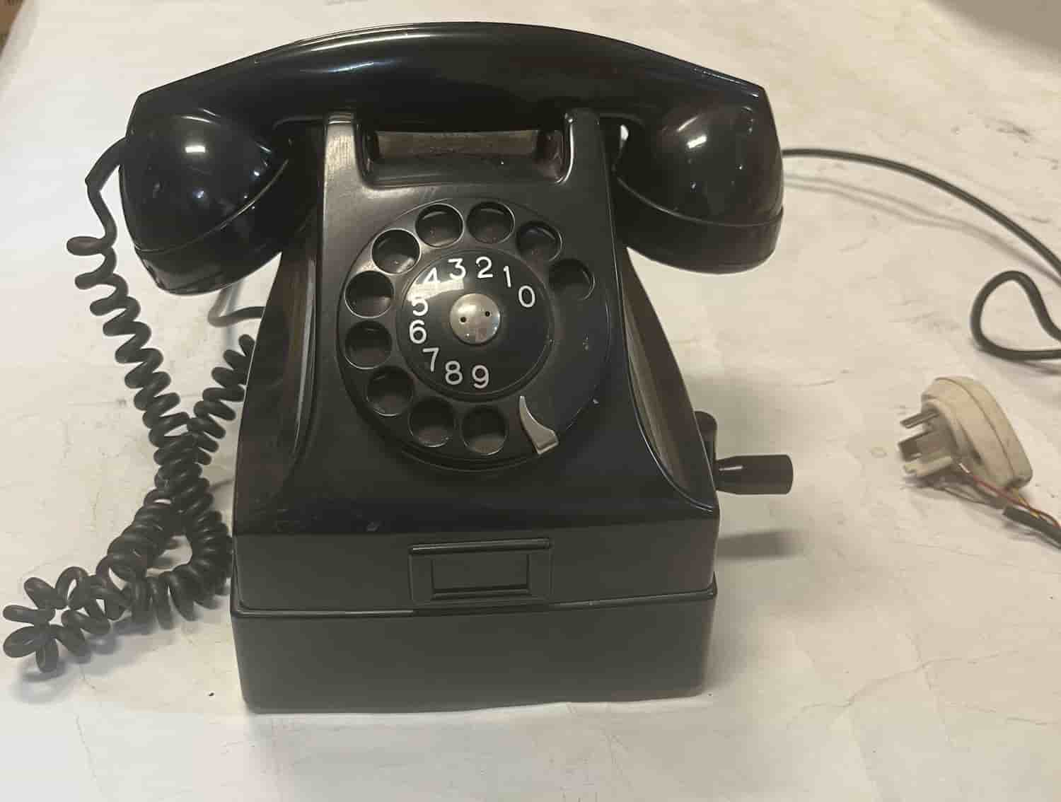Bakelit telefon förhöjd med vev & dubbla ringklockor Televerkstaden Nynäshamn