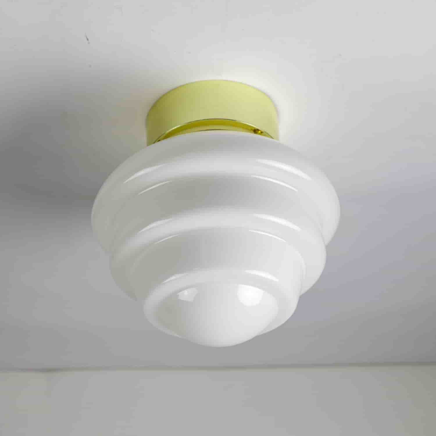 Klassisk Art deco – funkis taklampa, Opalglas kotte, guld-blank metall. Nyskick.