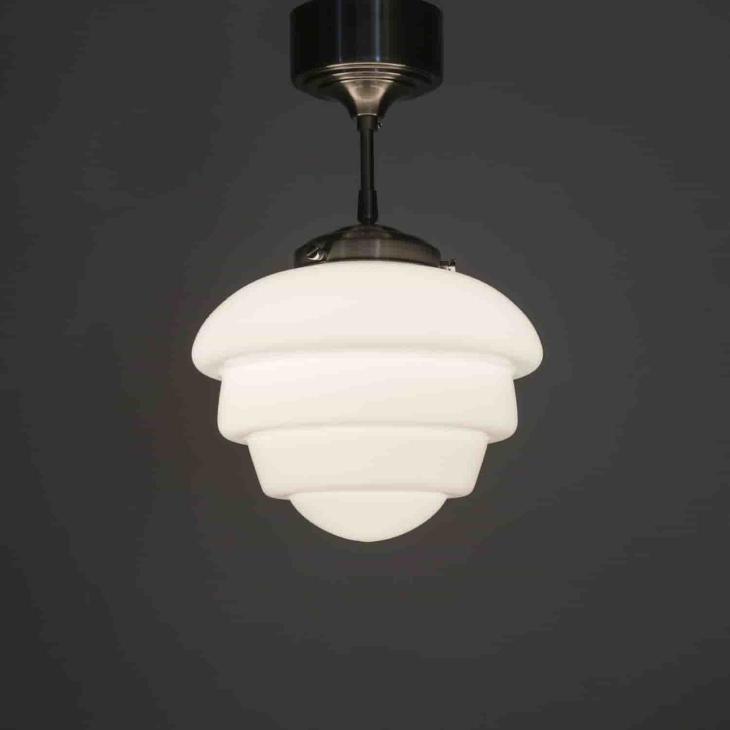 Klassisk Art deco – funkis taklampa, Opalglas kotte och metall. Nyskick.