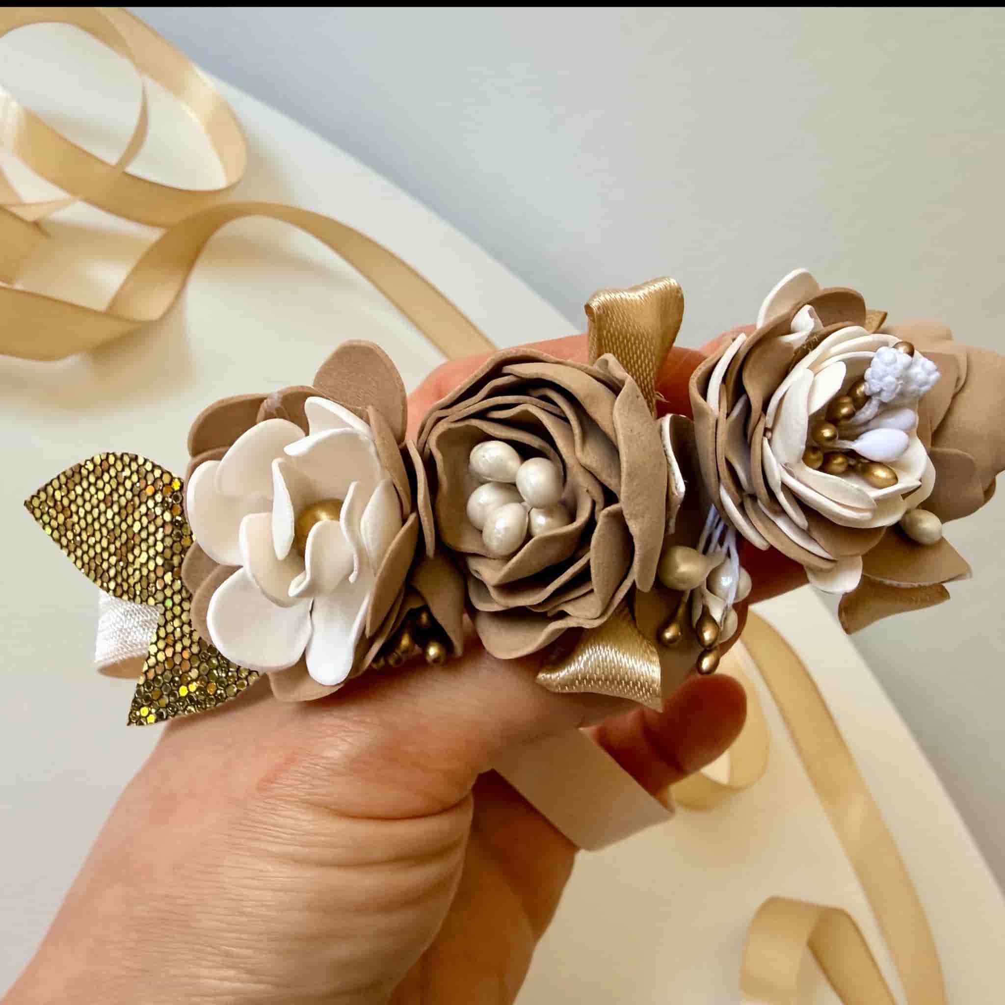 Hårband med blomsterdekoration