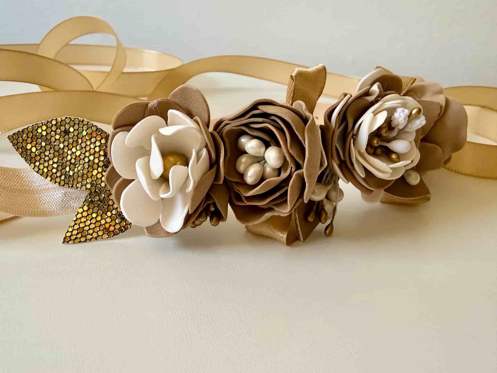 Hårband med blomsterdekoration