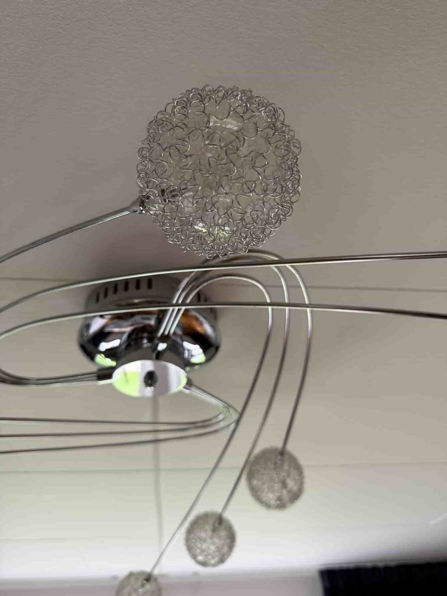 Modern Taklampa med glaskulor och metalltrådar