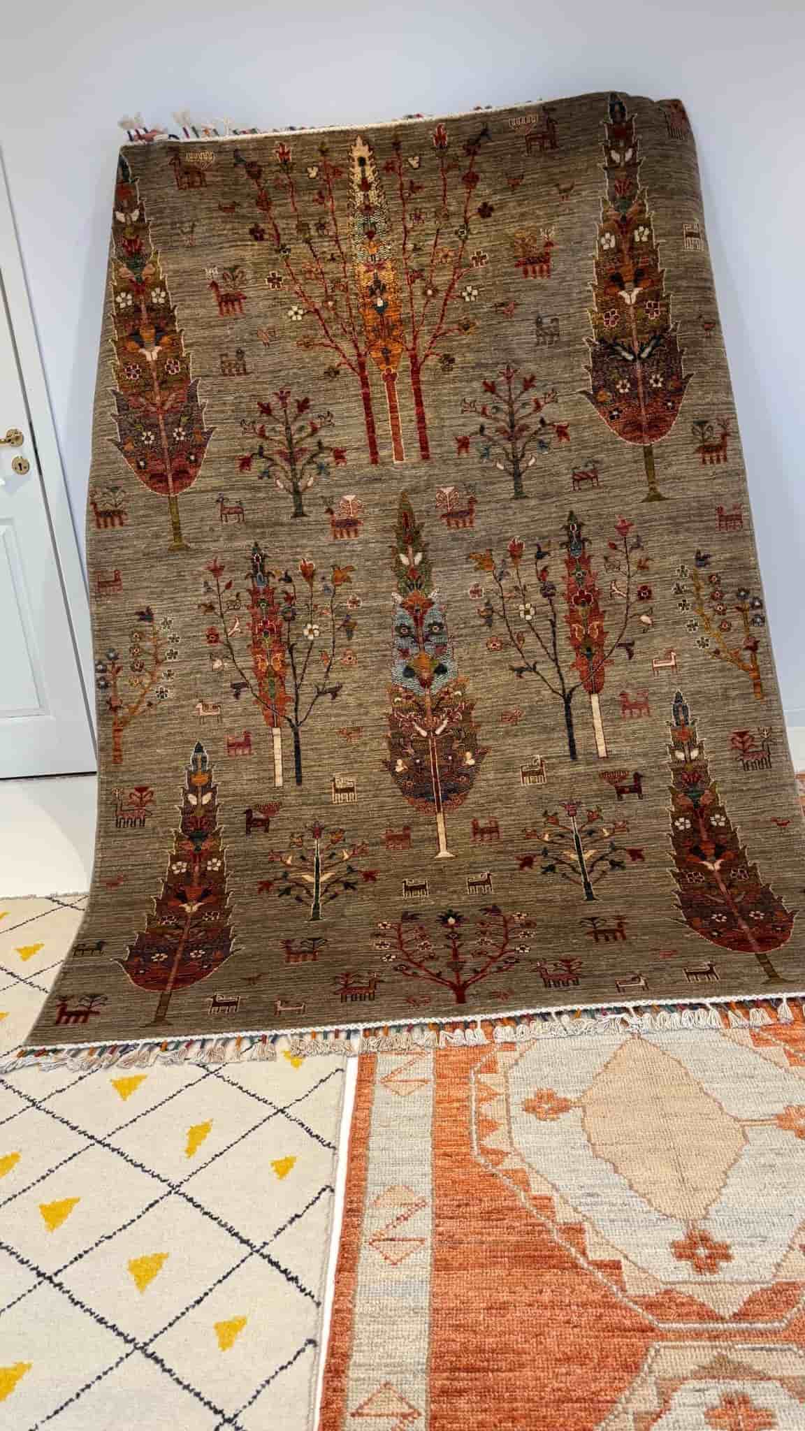 Äkta handknuten matta med livsträdsmönster och djurmotiv Size 143+243cm
