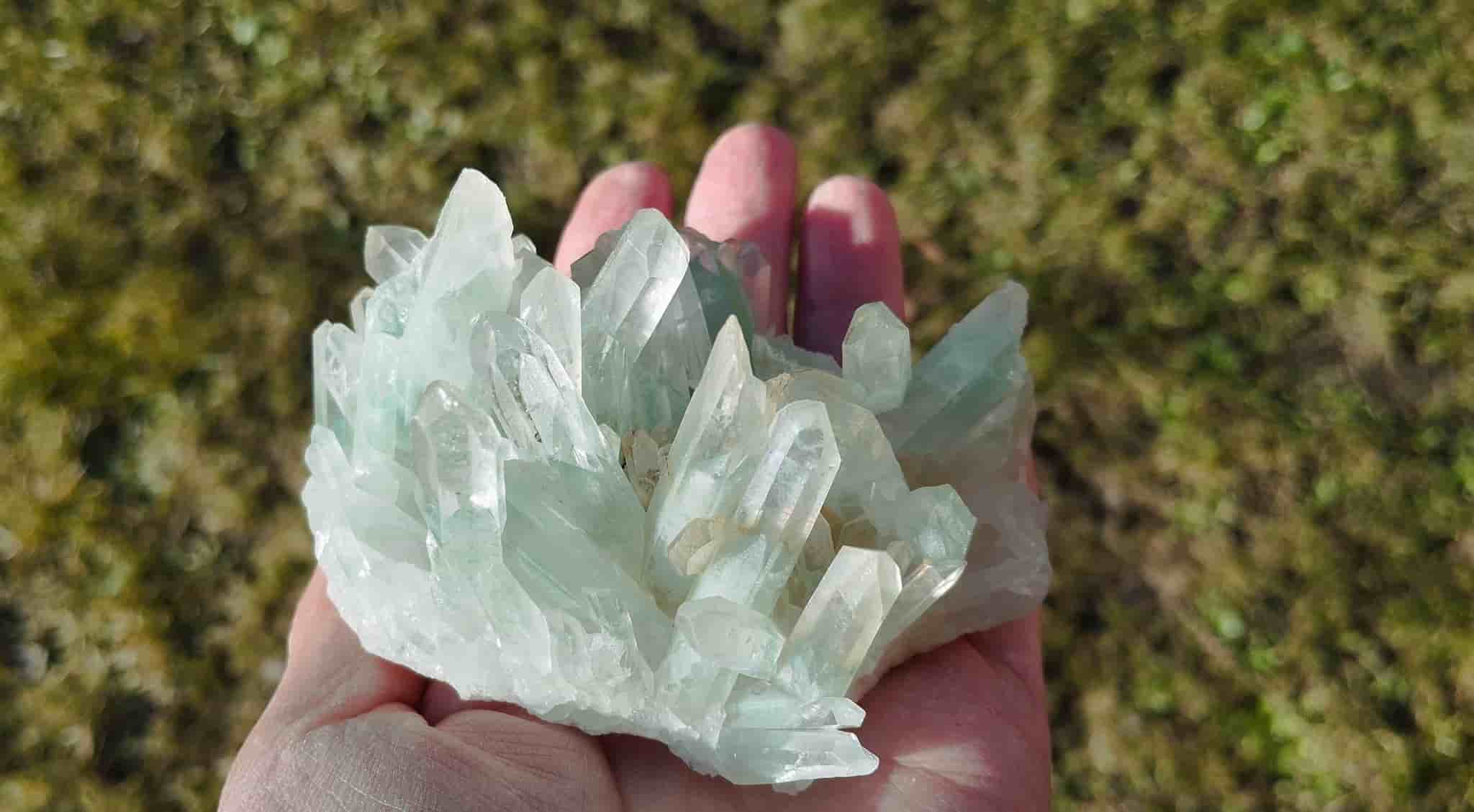 naturlig Kvarts med fuchsit/kloritfantomer，Fantomkvarts，kristallkluster