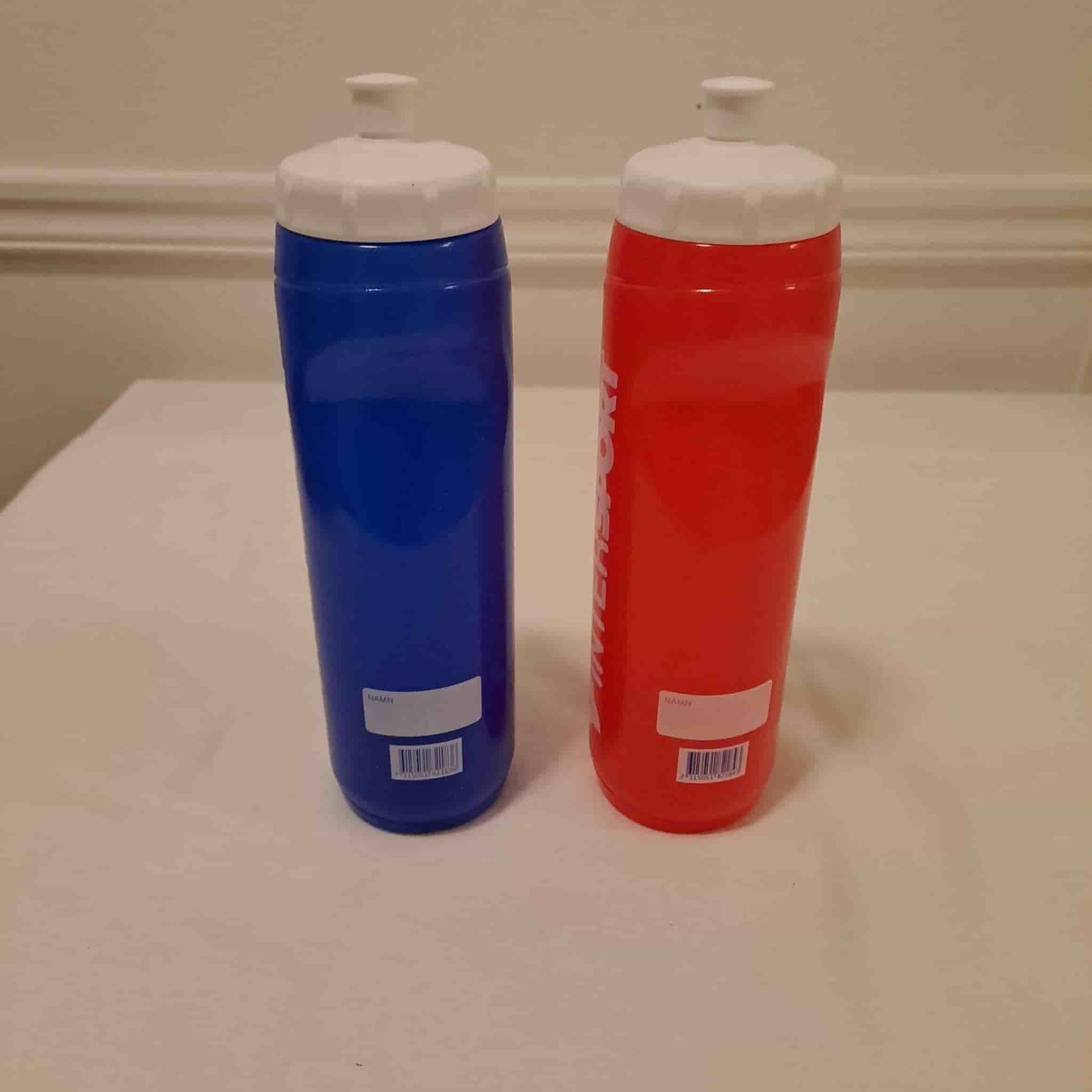 Två Intersport Sportflaskor plast, blå. Röd. NY